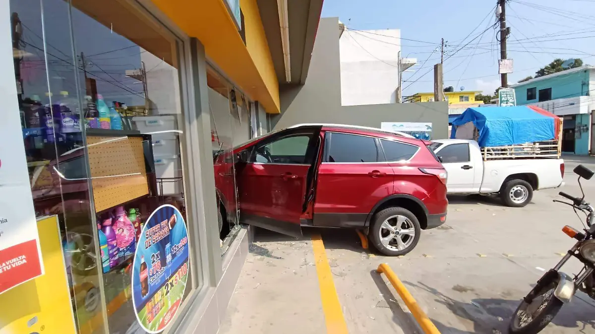 Entra con todo y camioneta al Oxxo ocurrió en Tampico Antonio Campos (1)